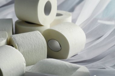 Tuvalet kağıdı rulo halinde. Kar beyazı, yumuşak, üç katmanlı tuvalet kağıdı. Hijyen ürünleri eksikliği. Birincil koruma ve dezenfeksiyon.