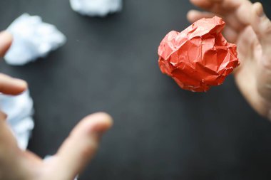 Renkli kağıt parçaları. Yaratıcılık kavramı ve fikirlerin oluşumu. Yaratıcı düşünce. Uçan kağıt.