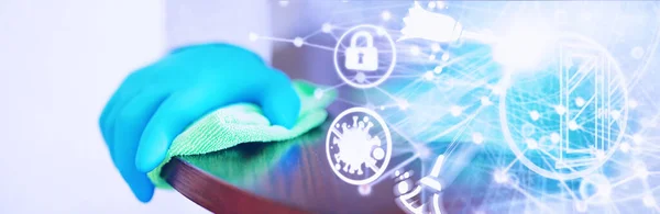 Ev temizliği konsepti. Yüzeylerin tozunu sil. Dezenfektan kapısı TV elektriğini kontrol ediyor. Evdeki karantinada hijyenik tedavi.