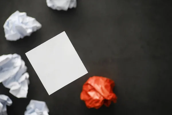 Färgade Papperslappar Begreppet Kreativitet Och Idébildning Kreativt Tänkande Flygande Papper — Stockfoto