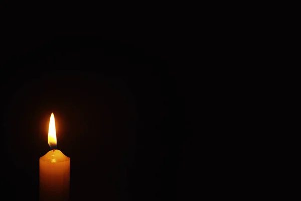 燃烧着的蜡烛在燃烧的火焰中从蜡烛上吹来 悲伤和孤独的象征 一个哀悼的时刻 燃烧蜡蜡烛 — 图库照片