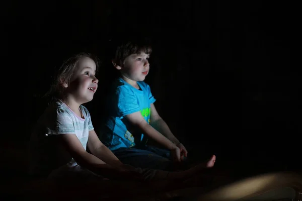 Niños Pequeños Una Habitación Oscura Viendo Televisión Por Noche —  Fotos de Stock