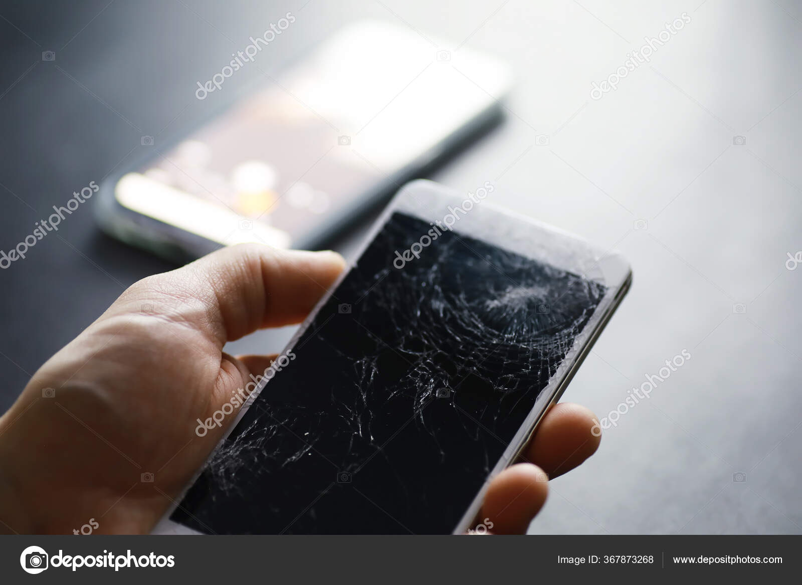 Smartphone avec écran tactile cassé. Téléphone portable cassé. Le
