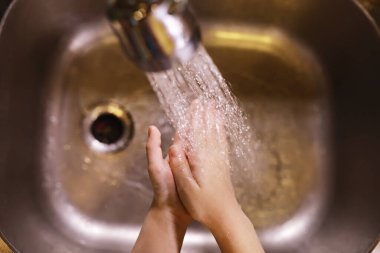 Hijyen kuralları. Yemekten önce el yıkama. Sabunlu antibakteriyel eller. Virüs enfeksiyonunu önlemenin yolu. Coronavirus koruması.