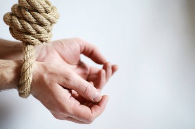 Skeine bağlanmış kalın bir ip. Dekorasyon ve tasarım için kenevir ipi. Balıkçılık ipinin arka planı.