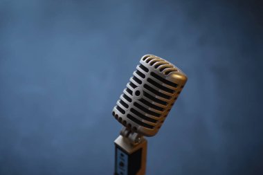 Medya sunumları konsepti. Arka planda Retro mikrofon var. Konser ve gösteri afişi. Müzik albümü kapağı.