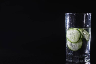 Salatalık suyu. Salatalıklı su içmek. Maden suyu. Salatalıklı sağlıklı mineral ferahlatıcı su.