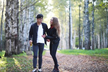 Gündelik kıyafetlerle yürüyen sevgi dolu bir çift.