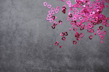 Romantik bir geçmiş. Aşk ve ilişki kavramı. Karanlık arka planda kalp şeklinde figürler. Sevgililer Günü kartı..