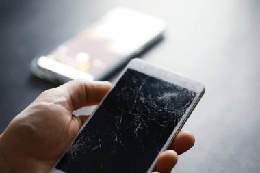 Kırık dokunmatik ekranlı akıllı telefon. Cep telefonu bozuk. Telefon bozuldu. Cep telefonuna kırık cam takmak. Akıllı telefon onarımı.