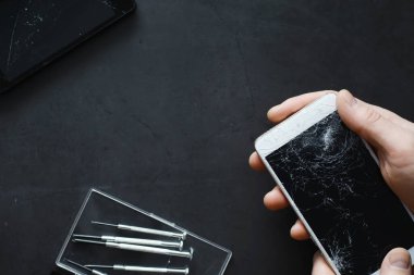 Kırık dokunmatik ekranlı akıllı telefon. Cep telefonu bozuk. Telefon bozuldu. Cep telefonuna kırık cam takmak. Akıllı telefon onarımı.