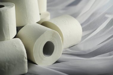 Tuvalet kağıdı rulo halinde. Kar beyazı, yumuşak, üç katmanlı tuvalet kağıdı. Hijyen ürünleri eksikliği. Birincil koruma ve dezenfeksiyon.