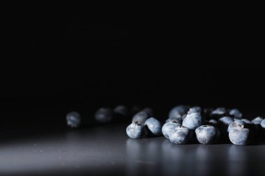 Olgun tatlı yaban mersinine su damlası. Metnin için fotokopi alanı olan taze yabanmersini arkaplanı. Vejetaryen ve vejetaryen kavramı. Yaban mersinli böğürtlenlerin makro dokusu. Yaban mersinli dokular kapanıyor.