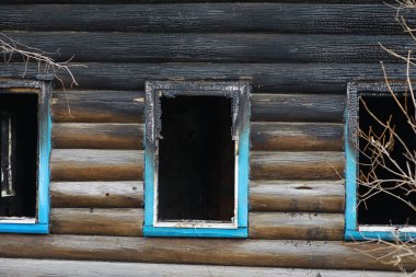 Yangından sonra ahşap ev. Kütüklerdeki kömürleri. Evin külleri yangından. Yanmış kır evi..