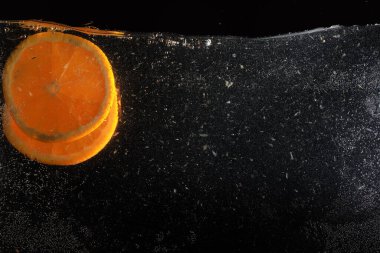 Olgun tatlı portakala su damlaları. Metnin için kopyalama alanı olan yeni Mandarin arkaplanı. Vejetaryen ve vejetaryen kavramı.