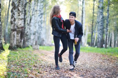 Gündelik kıyafetlerle yürüyen sevgi dolu bir çift.