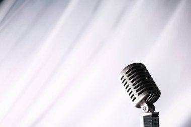 Retro mikrofonun yanında dur. Tripodun üzerindeki mikrofon. Klasik mikrofonlu sanatçının performansı. Mikrofonlu bir sahne.