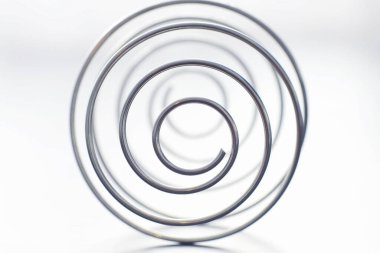 Metal spiral. Sonsuz dönüşler konsepti. Altın oran. Anılar ve yaşam yolu kavramı.