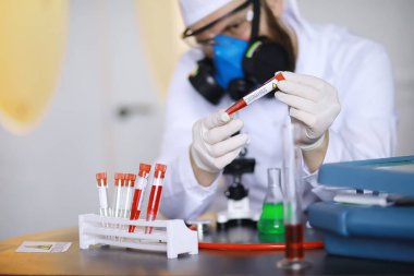 Laboratuvardaki bir bilim adamı viral zatürreenin tedavisi için ilaçları test ediyor. Hastalıklı hastaların Coronovirus kan testi. Dünya salgını.