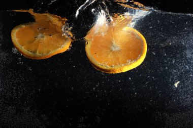 Olgun tatlı portakala su damlaları. Metnin için kopyalama alanı olan yeni Mandarin arkaplanı. Vejetaryen ve vejetaryen kavramı.