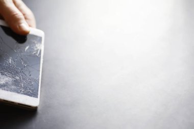 Kırık dokunmatik ekranlı akıllı telefon. Cep telefonu bozuk. Telefon bozuldu. Cep telefonuna kırık cam takmak. Akıllı telefon onarımı.
