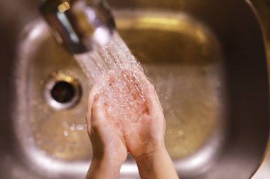 Hijyen kuralları. Yemekten önce el yıkama. Sabunlu antibakteriyel eller. Virüs enfeksiyonunu önlemenin yolu. Coronavirus koruması.