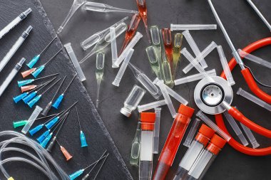 Kurbanları test etmek ve enfekte olanları tedavi etmek için ilaç ve test tüpleri. İlaçlı ampuller. İlaçlı test tüpleri..