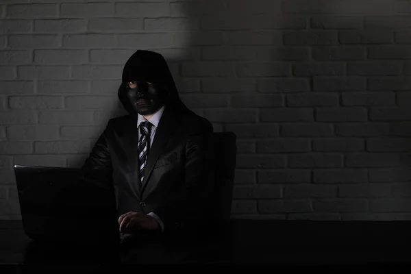 Hacker Con Máscara Negra Capucha Mesa Frente Monito — Foto de Stock
