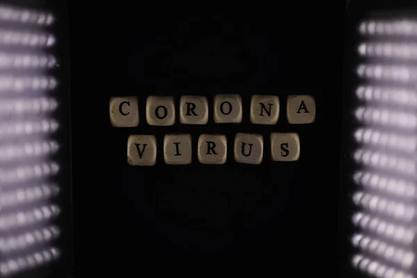 Piccole Lettere Cubi Iscrizione Virus Sfondo Scuro Coronavirus Direttore Del — Foto Stock