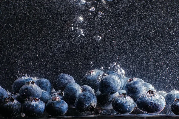 水滴在成熟的甜蓝莓上 新鲜的蓝莓背景与副本空间为您的文字 素食主义者和素食主义者的概念 蓝莓的宏观质感 — 图库照片