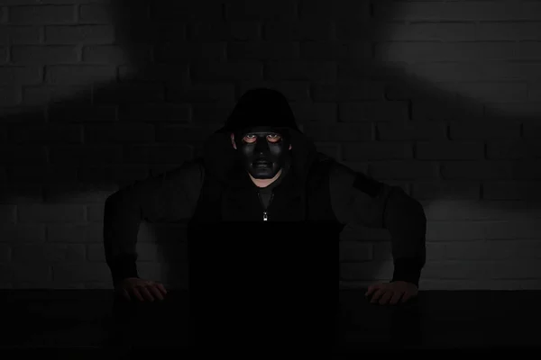Haker Czarnej Masce Kaptur Przy Stole Przed Monito — Zdjęcie stockowe