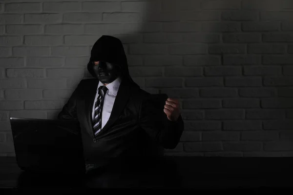 Siyah Maskeli Başlıklı Bilgisayar Korsanı Monito Nun Önündeki Masada — Stok fotoğraf