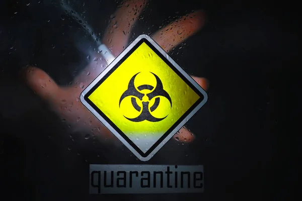 隔離だ 病院のアイソレータのガラスドアの隔離警告サイン 特別な研究室でのウイルスの患者の隔離 ウイルス — ストック写真