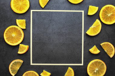 Taş masada turuncu turunçgil meyvesi. Turuncu arkaplan.