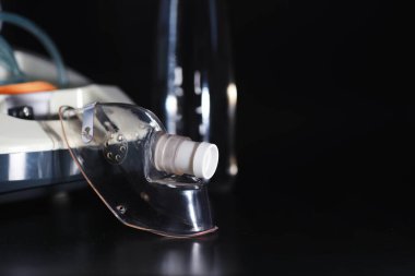Evde nebulizör solumuş. Astım spreyi solunum maskesi buhar buharı, öksürük konsepti astım bronşit virüsü tedavisi..