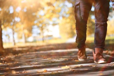 Autumn Park 'lı adam yol boyunca yürüyor.