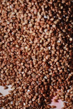 Bir çift tahıl gevreği. Pirinç, karabuğday ve darı ahşap tepside inliyor. Mısır gevreği seti. Tahıl ithal et.