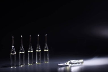 Ampulle tıbbi ilaç. Enjeksiyon için ilaçlar.