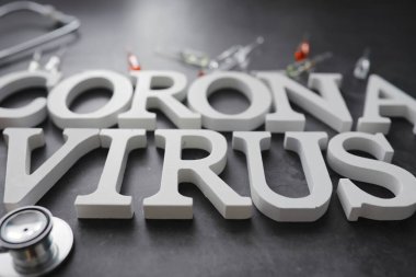 Tıbbi geçmişi var. Mektup virüsü. Coronavirus ahşap harfler. Dünyadaki en ölümcül salgın virüsünün geçmişi. Virüs Aşısı.