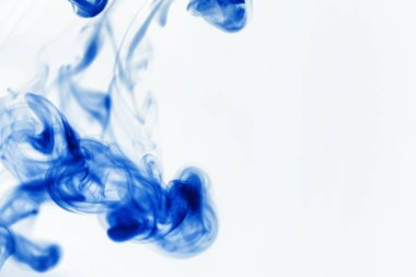 Suyun içinde bir tutam boya. Sudaki boyanın çözülmesi. Su kirliliği. Sanat yaratıcılığı kavramı.