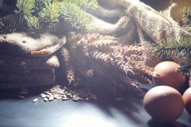 Siyah bir masada buğday ve glüten ile taze somun ekmek. Fırın ve market konsepti. Taze, sağlıklı çavdar ve beyaz somun ekmeği, çuval bezi üzerine serpiştirilmiş un. Tahıllı taze ev yapımı ekmek..