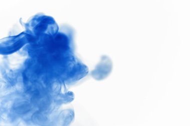 Suyun içinde bir tutam boya. Sudaki boyanın çözülmesi. Su kirliliği. Sanat yaratıcılığı kavramı.