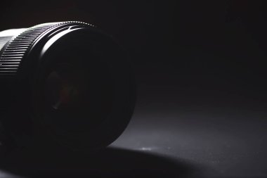 Operatör masasındaki kameraya görüntü. Fotoğraf merceğinin camında bir işaret fişeği. Siyah arkaplan ve fotoğrafçı tekniği..