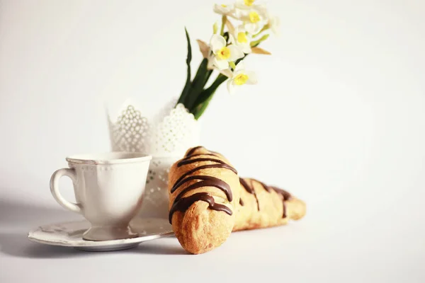 Desayuno Francés Mesa Croissant Café Con Chocolate Decantador Con Crema — Foto de Stock