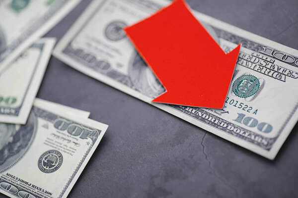 Нестабильность в экономике. Рецессия. Мировой кризис. Банкноты доллары на столе. Экономический кризис. Падение национальной валюты. Волатильность.