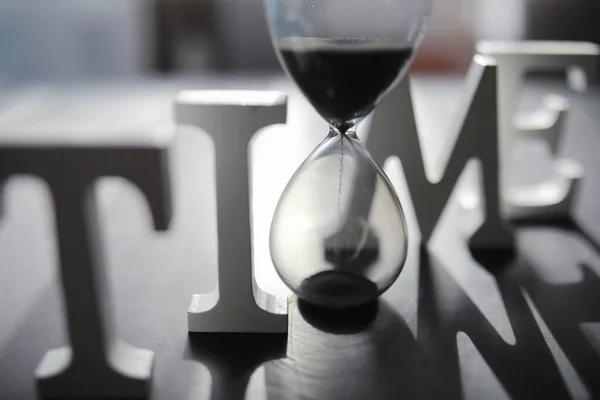 Das Konzept Des Verlaufs Der Zeit Sanduhr Auf Dunklem Hintergrund — Stockfoto