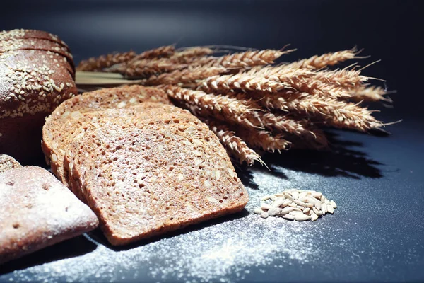 Pani Freschi Con Grano Glutine Tavolo Nero Concetto Panetteria Alimentari — Foto Stock