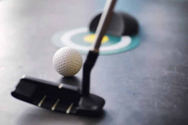 スポーツと健康的なライフスタイル ミニゴルフ ホワイトゴルフボールとテーブルの上にミニゴルフを設定します ゴルフをコンセプトにしたスポーツ背景 — ストック写真