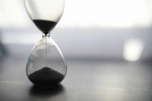 Konsep Dari Berlalunya Waktu Hourglass Pada Latar Belakang Gelap Waktunya — Stok Foto