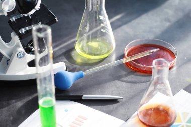 Laboratuvar araştırması. Uyuşturucu testi. Laboratuvarda kimyasal deneyler. Tıp subayının masasında çeşitli test tüpleri ve deney tüpleri var..